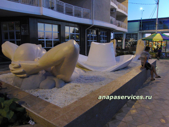 Памятник отдыхающему со шляпой на причинном месте в Анапе