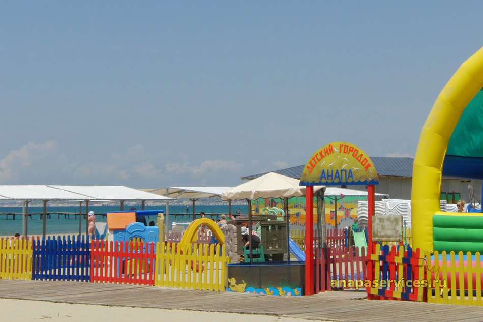 Детский игровой городок на пляже. Анапа, 18 мая 2015