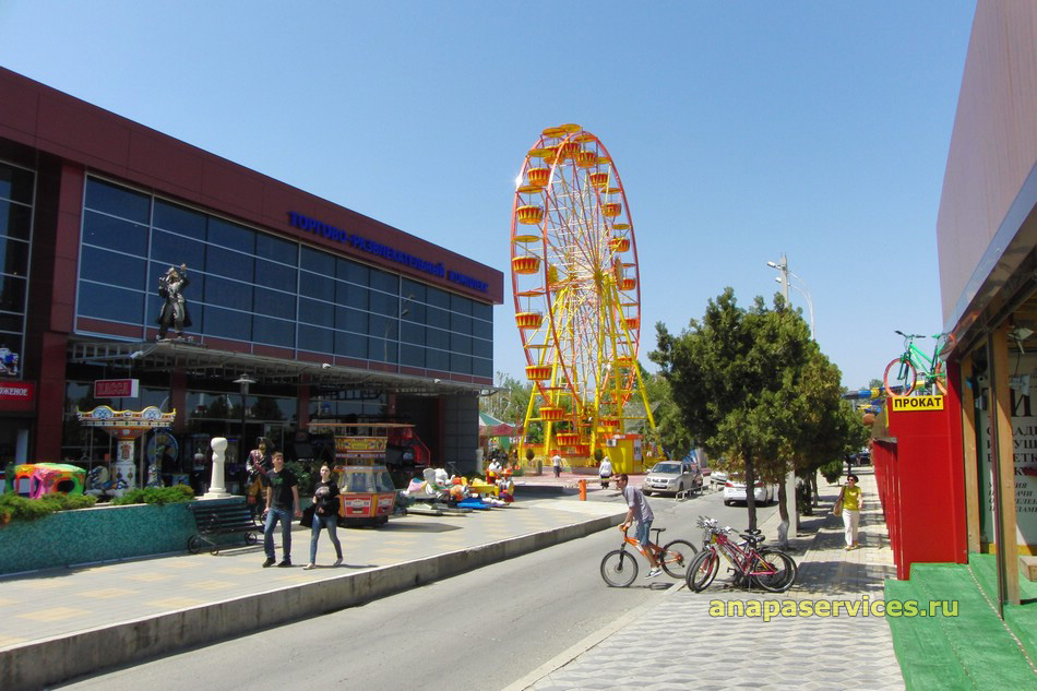 Улица Краснодарская: колесо обозрения. Анапа, 18 мая 2015