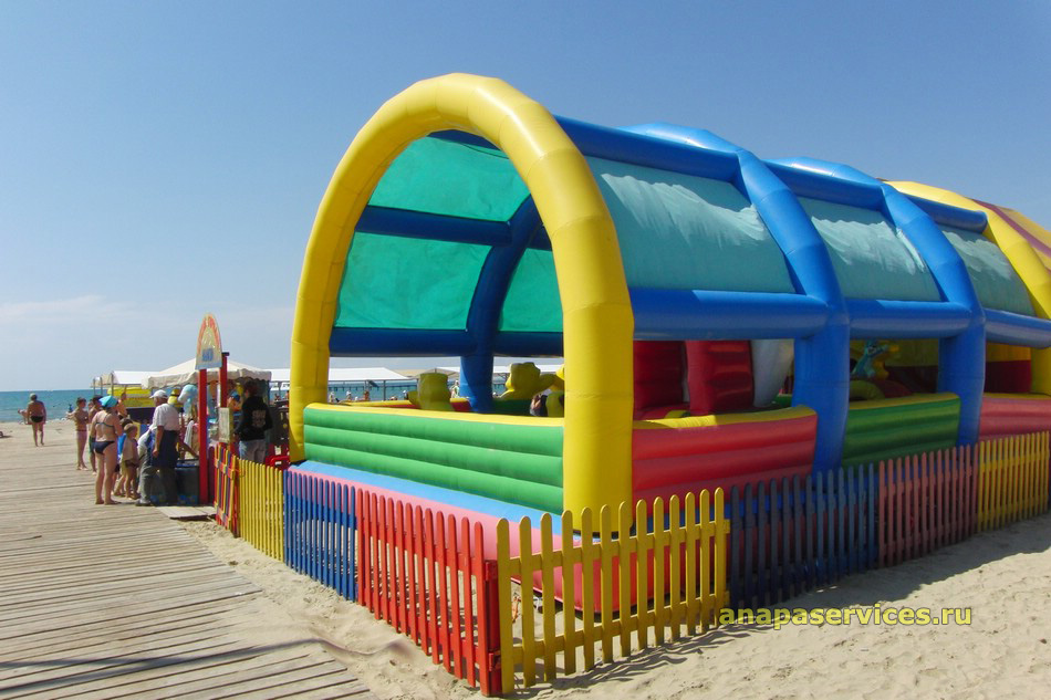 Детская игровая площадка на пляже. Анапа, 1 июня 2015