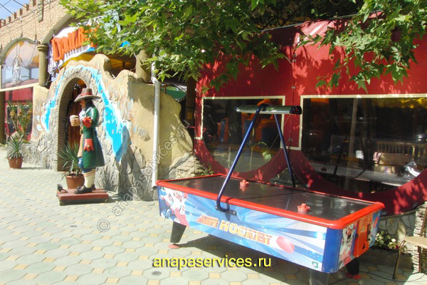 Аэрохоккей рядом с кафе "Гулливер" в Джемете