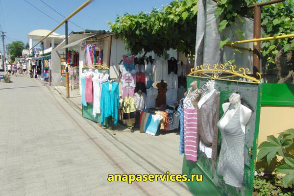 Уличная торговля на ул. Черноморской в Витязево