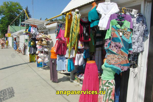 Продажа одежды в торговых палатках на ул. Черноморская в Витязево