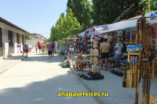 Уличная торговля на ул. Светлая в Витязево