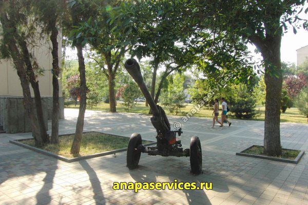 Пушка возле краеведческого музея в Анапе
