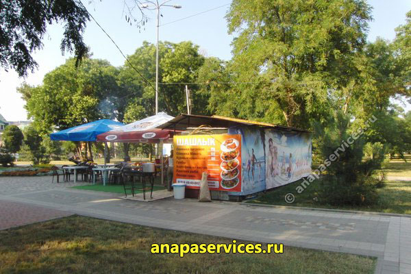 Уличное кафе в сквере им. Гудовича в Анапе