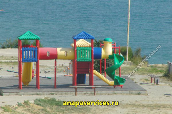 Детская площадка на спуске к пляжу с ул. 40-летия Победы в Анапе