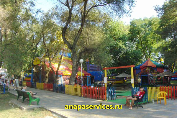 Детский батутный городок в парке в Анапе