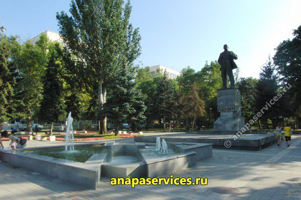 Памятник В. И. Ленину и фонтан в Анапе