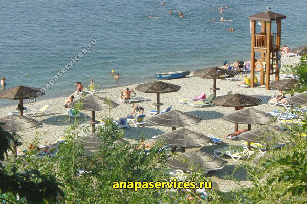 Вид с Набережной Анапы на платный пляж "Золотая бухта"