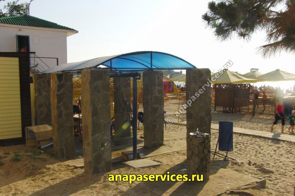 Душ общего пользования на песчаном пляже в Анапе