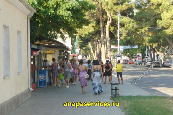 Остановка маршруток и автобусов на улице Крымской в Анапе