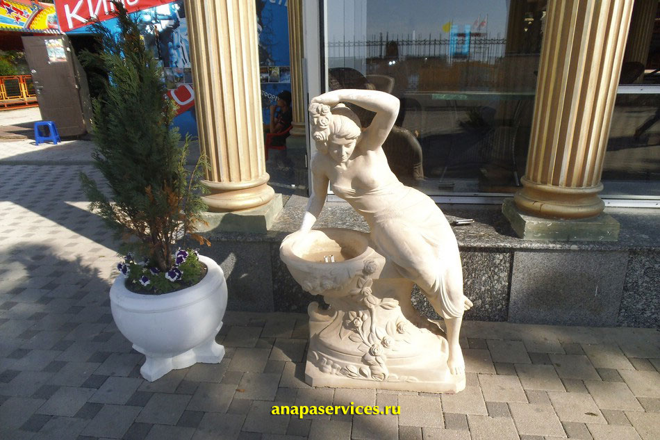 Скульптуры кафе "Элина" на Нижней Набережной в Анапе