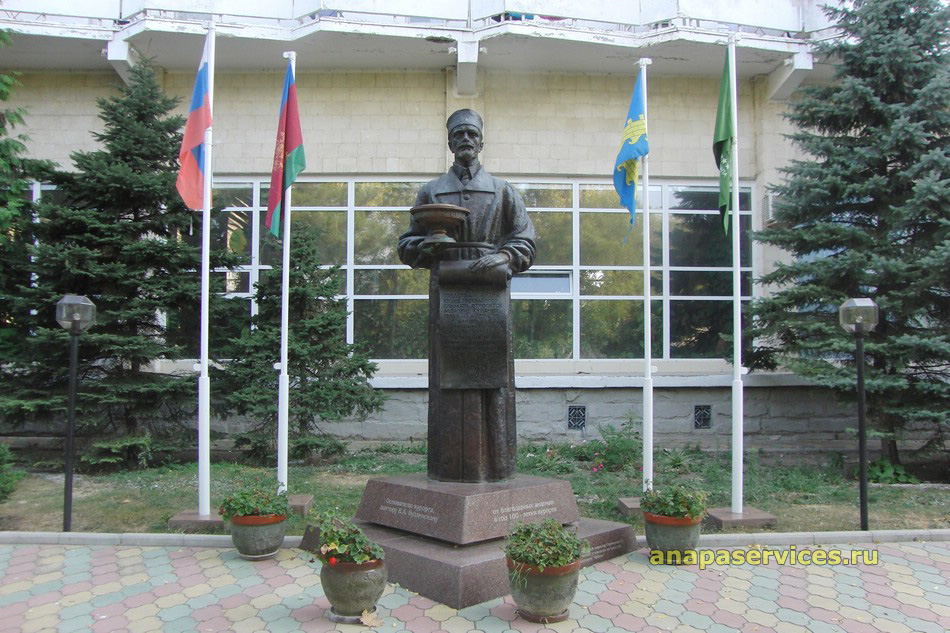 Памятник основателю курорта, доктору Е.А.Будзинскому в Анапе