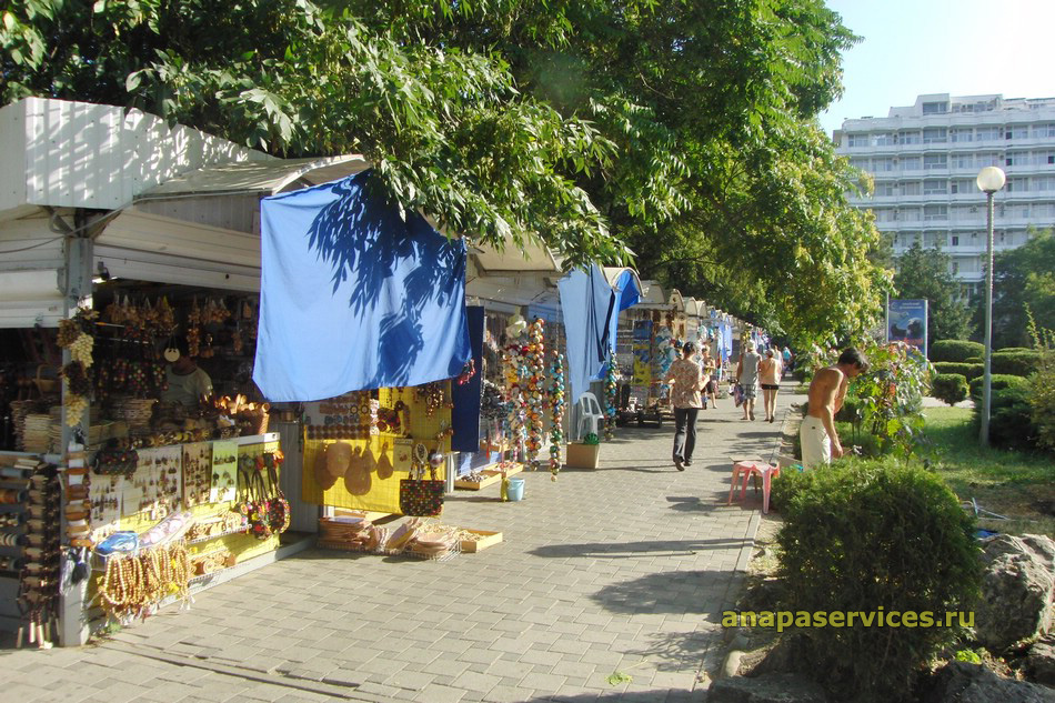 Торговые ряды в районе Набережной в Анапе