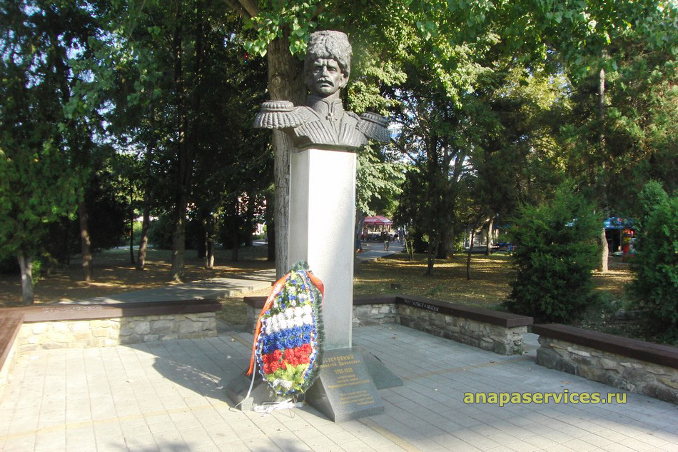 Памятник Безкровному Алексею Даниловичу (1785 - 1833) в Анапе