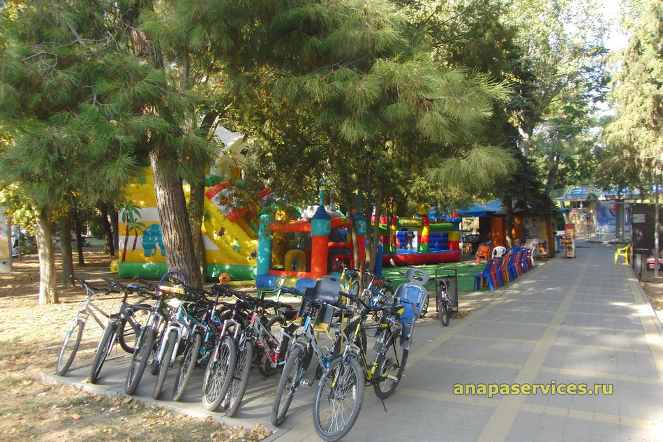 Прокат велосипедов и детские батуты в городском парке в Анапе