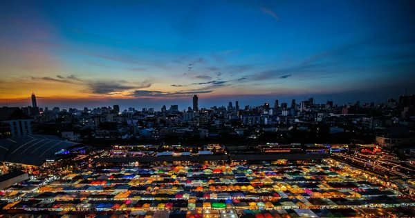 Закат над ночным рынком в Бангкоке, Таиланд